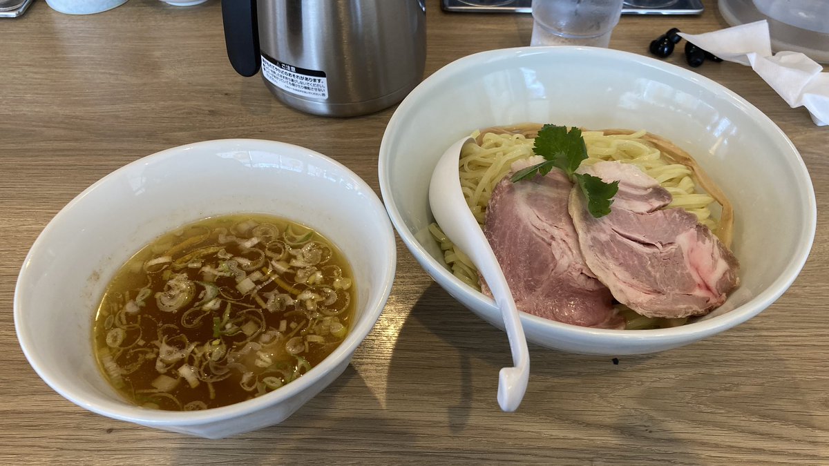 loveramener's tweet photo. 麺屋 波のおと@東比恵の塩つけ麺
鶏主体の出汁感にキレのある塩味でビシッと纏めたつけ汁、甘味や酸味の含みが少なくメリハリの付いた味わい。
麺は加水の高い平打ち麺、ムチ��チの弾力感の強い麺でスープの強さと張り合えていて◯
結構、調整が難しい塩つけ麺でこのクオリティは充分すぎる内容。 https://t.co/AIepjUpy9e