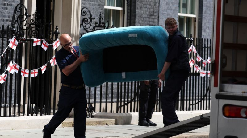 PolitlcsUK's tweet photo. 🚨 NEW: Rishi Sunak's furniture is being removed from No 10 https://t.co/mcjj8VChX0