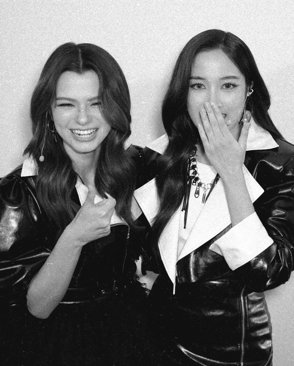 TBlvd23's tweet photo. Celebrating my two favorite goof balls under the Thailand night sky w/ the perfect nightcap.

Love you both so much. Cheers! 🥂✨️

#Uranus2324
#BunnyBoo #BabyBoo
#srchafreen #beckysangels https://t.co/pBfJuikFUJ