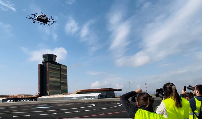 🚁✨ SAMVA project successfully completed a series of EH216-S eVTOL flights at the first EGNOS-enhanced vertiport at  Lleida-Alguaire Airport (LEDA)!
🔗Futher information: lnkd.in/dap9P27J
#UrbanAirMobility #eVTOL #SAMVAProject #EGNOS #AviationInnovation #FutureOfFlight