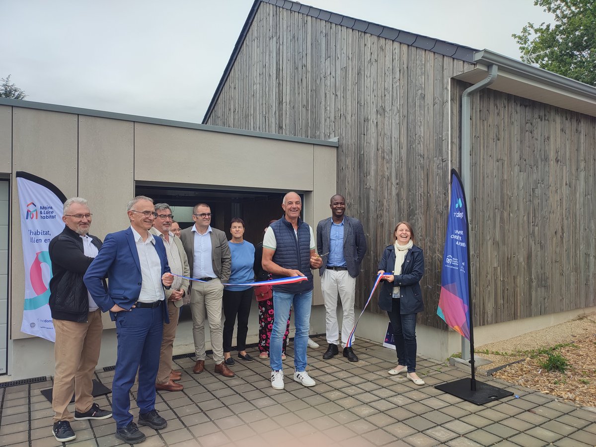 Remise de clés dans la commune de Tremblay, commune nouvelle de Ombrée d'Anjou. 📍
 2 logements individuels de type III “Vivre Son Âge” construits en hors-site avec le concours de l'entreprise Rousseau et du cabinet d'architecte Lionel Vie.