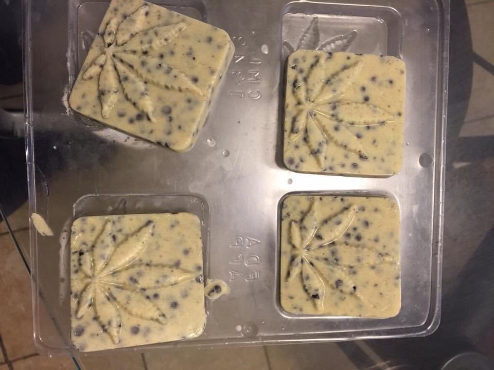 plug_cannabis's tweet photo. Edibles I made out of white Hershey bars 💣💣 https://t.co/n7XuuqcTlV