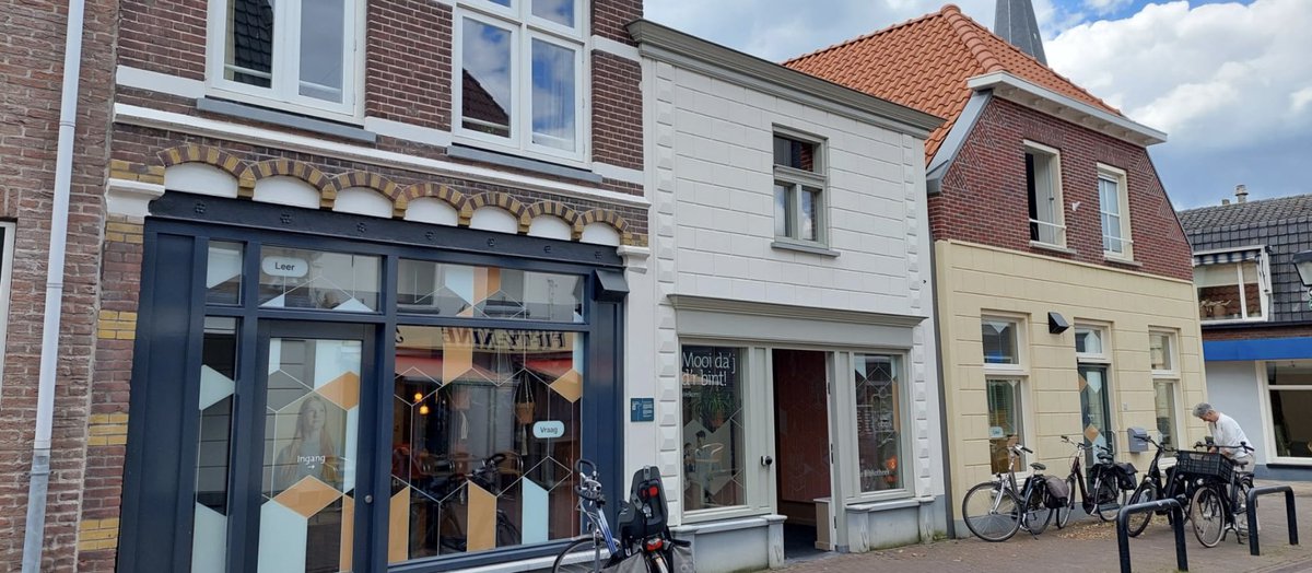 JudithCompagner's tweet photo. De bibliotheek in #Wijhe is verhuisd! Naar een prachtige plek middenin de Langstraat. En wat is het mooi geworden; veel aandacht is besteed aan de eigenheid van Wijhe. Enthousiaste reacties van bezoekers, medewerkers en (de onmisbare) vrijwilligers. Aanwinst voor @GemOlstWijhe ! https://t.co/j0wt8BV5s9