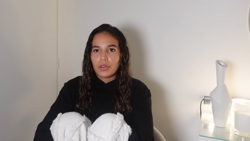 🤳🇫🇷 FLASH - L'influenceuse Poupette Kenza a été interpellée, mise en examen et incarcérée pour "tentative d'extorsion en bande organisée" et "association de malfaiteurs". Elle serait impliquée dans une sombre affaire d’extorsion. (Le Parisien)