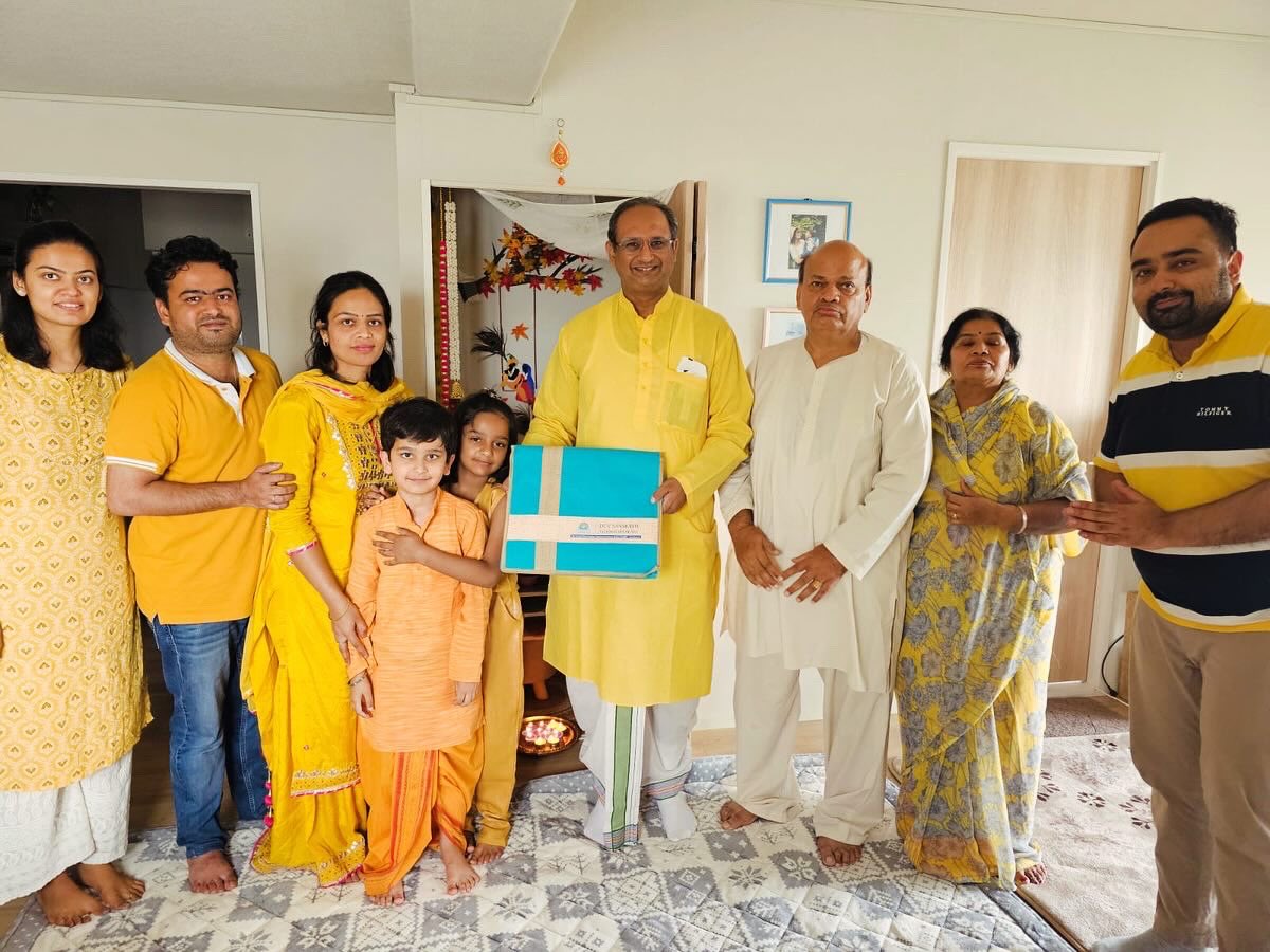 dsvvofficial's tweet photo. || टोक्यो, जापान, 08 जुलाई 2024||
विश्व में अपनी विशिष्ट पहचान रखने वाले जापान की राजधानी टोक्यो में पूज्य गुरुदेव पंडित श्रीराम शर्मा आचार्य जी का दिव्य संदेश ले कर पहुंचे @awgpofficial प्रतिनिधि आद. @DrChinmayP जी। https://t.co/jNOZlsHSAH