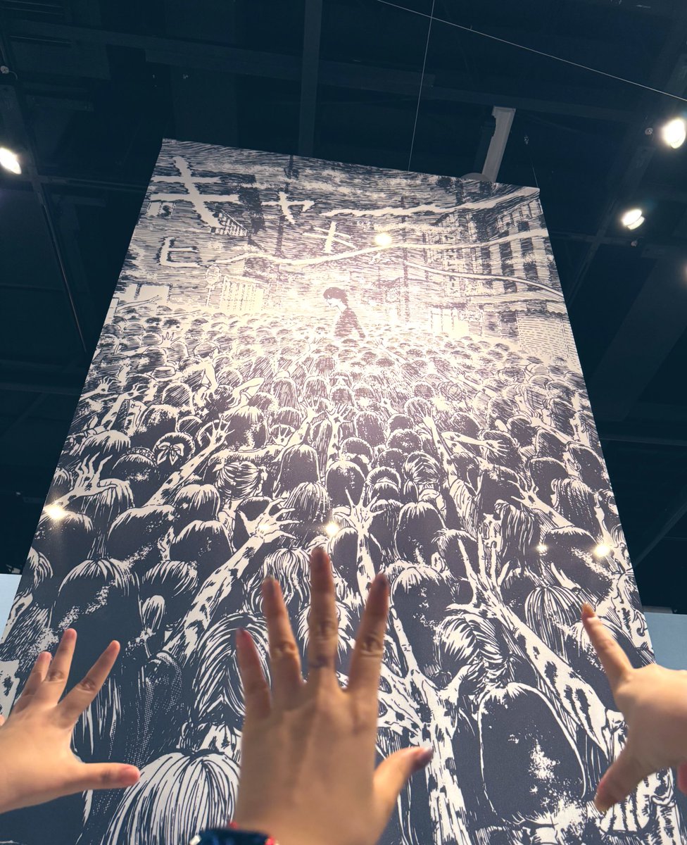#世田谷文学館 の #伊藤潤二展 誘惑 に漫画家女達で行ってきて最高だった 四つ辻の美少年に「きゃー!!死ぬほど好き〜!!」をして否定されたい欲求が大変満たされすぎてうずまきになったしスマホは忙しい人のための死びとの恋わずらいとなった 