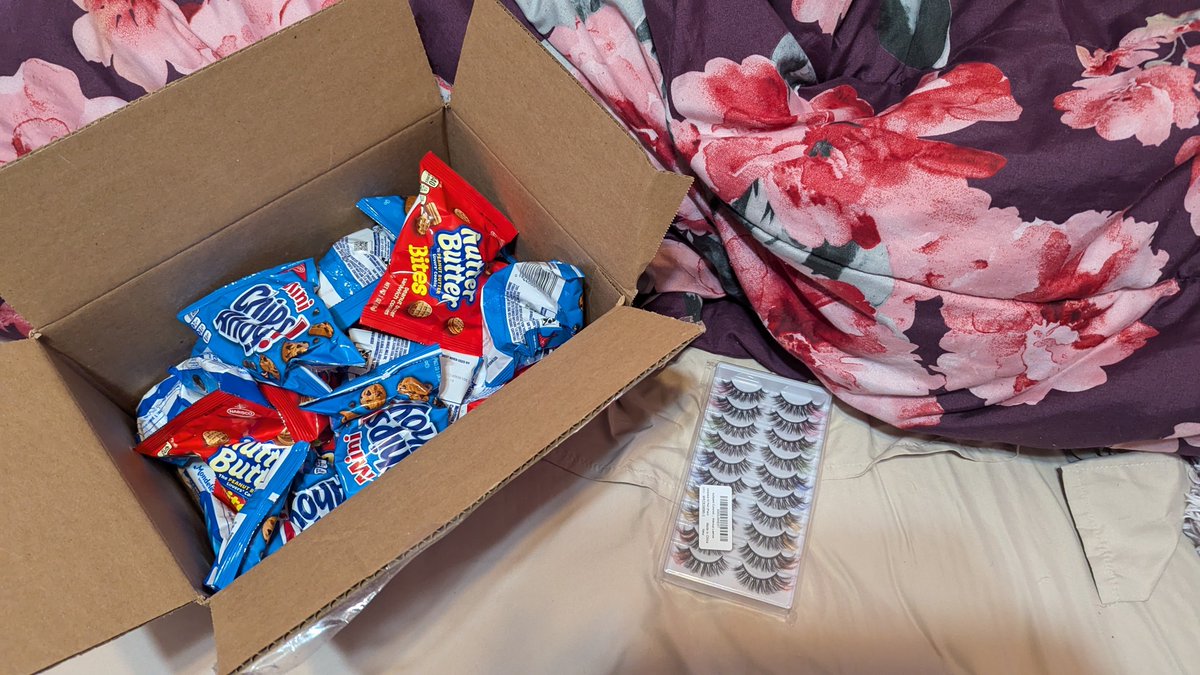 MY FIRST TWO #Throne GIFTS ARRIVED!

Thank you so much @/tambotitan and <a href="/Zylvanpuff/">StarlightKhao</a> !!