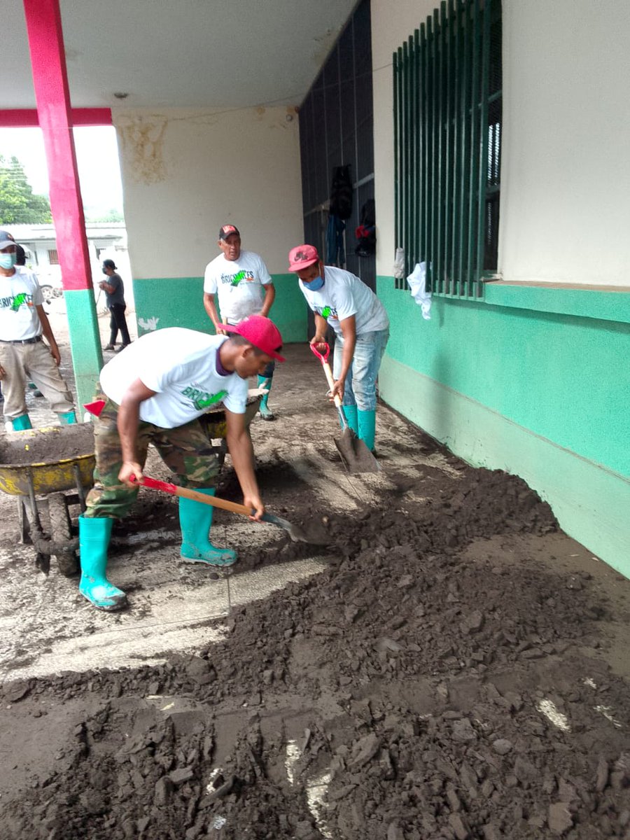 Con el respaldo del gobierno del presidente Nicolás Maduro continúan los trabajos de recuperación del municipio Montes del Estado Sucre, Juntos venceremos.
<a href="/NicolasMaduro/">Nicolás Maduro</a> 
<a href="/_LaAvanzadora/">Yelitze Santaella</a> 
<a href="/KarenlyPSUV/">Karenly Sánchez</a> 
@MPPEDUCACION