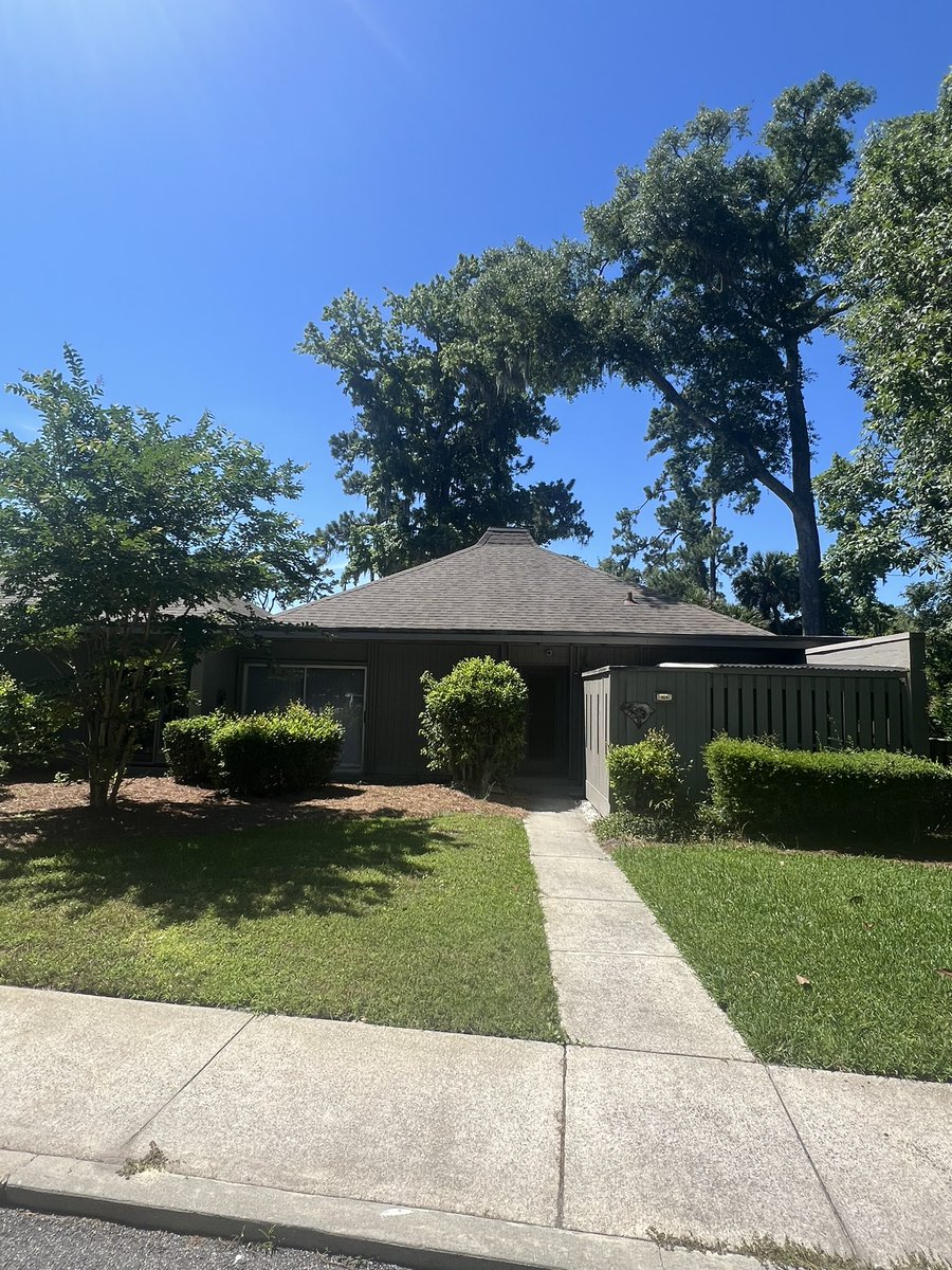 PNPRE's tweet photo. 🔥 SOLD 🔥 In a day!

📍101 Fairway Lane, Hilton Head Island, SC
🏷️ Listed at $774,900, SOLD for $850,000!

👣 to the 🏖️ 
🛌 2
🛁 2
⛳️ views
If you have been looking to buy/sell on or around Hilton Head Island, SC contact us on how to make your DREAM a reality. 

☎️ 843-842-0804 https://t.co/672bxyQlb5
