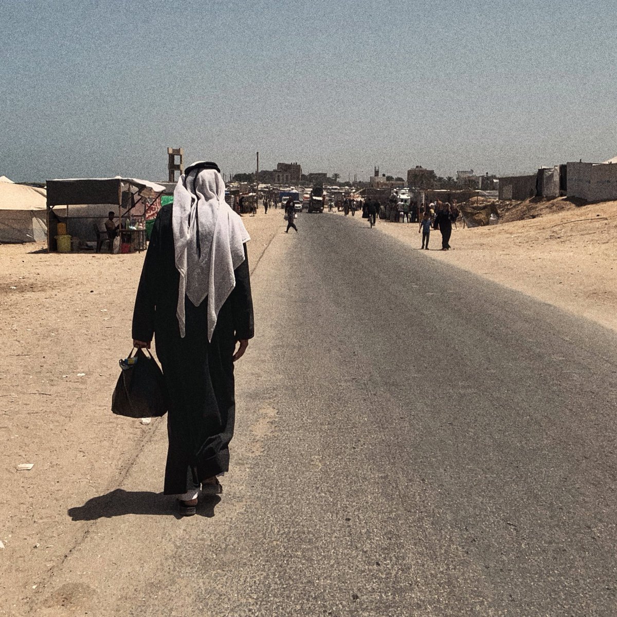 معلش؛ 
بس 
تحكيش الصبر وأنت في بيتك
تحكيش عن الصمود وولادك في حضنك
تحكيش عن غزة وأنت مش فيها
تحكيش رأيك في حياتنا، 
وأنت شايفها من ورا الشاشة.

ما تحكي اشي!

بس الي جوا الخيمة هو الي يحكي
والباقي يسمع ويخرس.