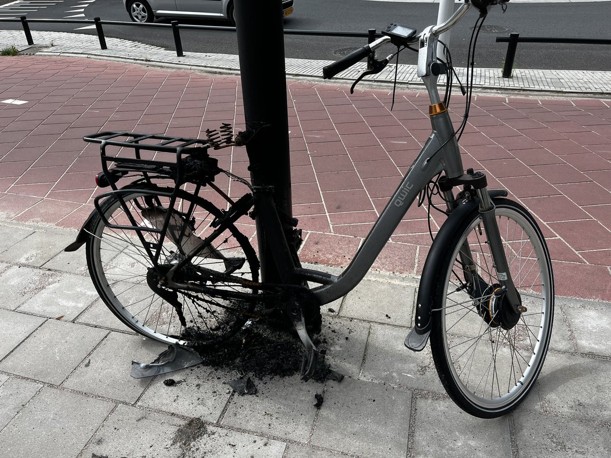 Van de regen in de drup. Mijn zoon paar dagen terug aangereden op rotonde bij emiclaer. Fiets dusdanig kapot dat niet kon rijden en dus even aan paal vastgezet. Hem net willen ophalen en dan afgebrand vinden…en bedankt…teringleijers