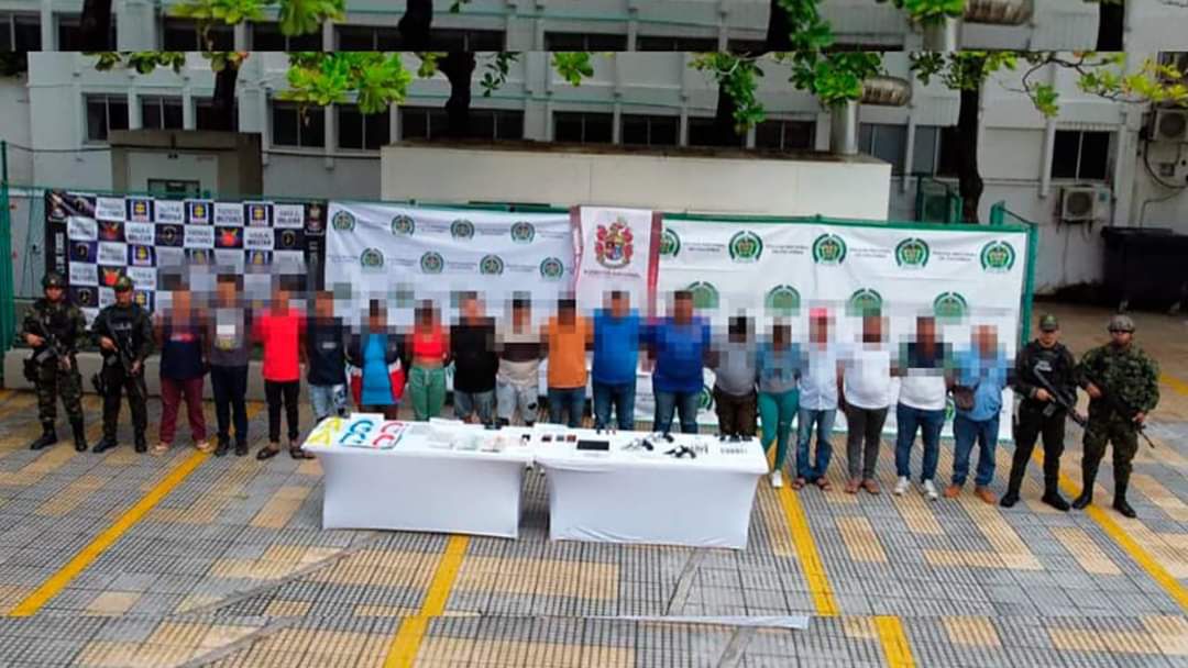 Ejercito_Div1's tweet photo. Las tropas de la #SegundaBrigada y @PoliciaColombia  capturan a 22 integrantes del GAO Clan del Golfo, incluyendo alias César. Este contundente golpe en el departamento del #Magdalena permitió también la incautación de armas y más de 46 millones de pesos. #ContundenciaOperacional https://t.co/2HW2g054BP