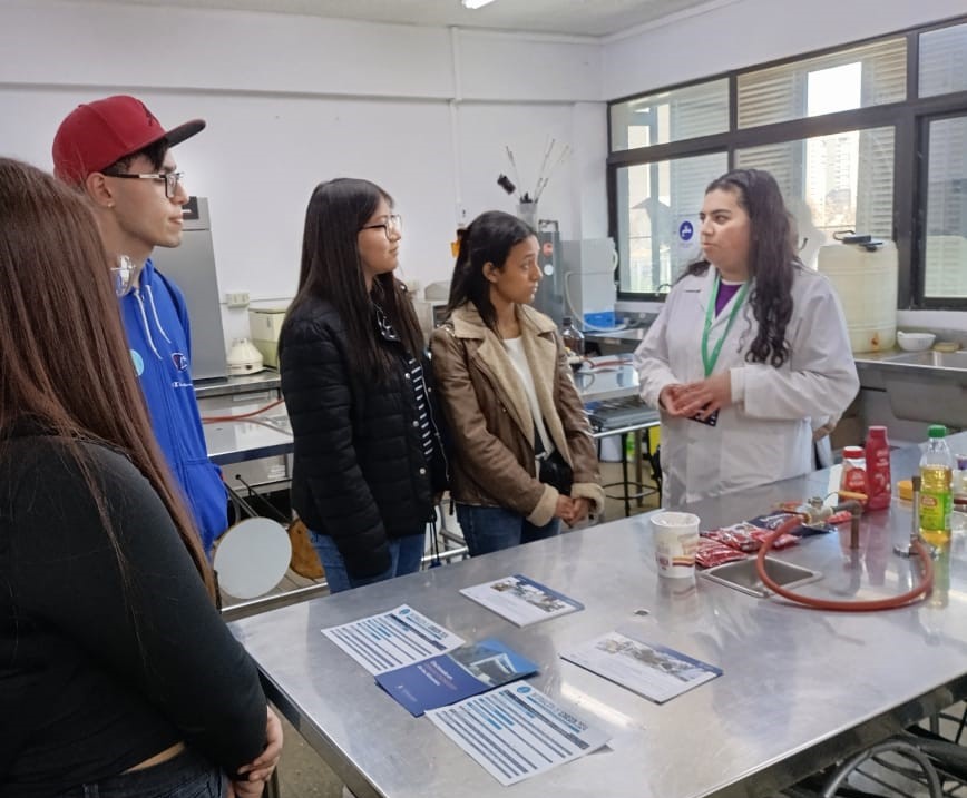 decytal_usach's tweet photo. Entre el 2 y el 4 de julio estudiantes de enseñanza media visitaron Decytal como parte del evento #UsachContigo de @AdmisionUsach 

En el recorrido conocieron nuestras carreras de #IngenieríadeAlimentos y #TecnologíaenAlimentos de la @usach 

🤗¡Esperamos vernos nuevamente! https://t.co/maG4p7dcYP