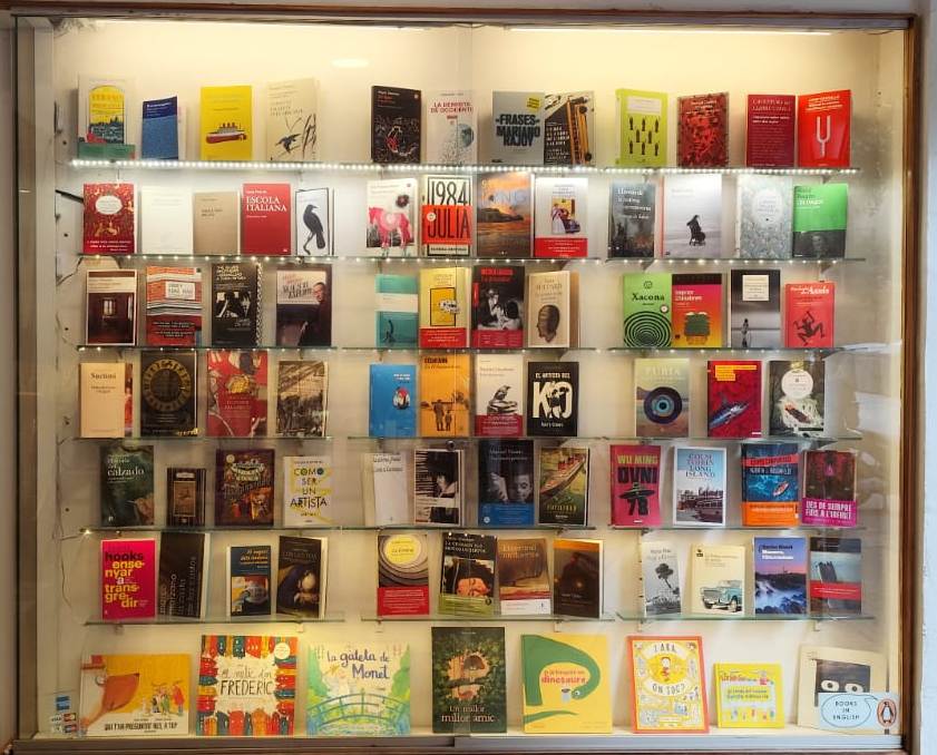 DocumentaBCN's tweet photo. Editores, última oportunitat del curs de trobar-vos al nostre aparador! L'estiu és temps de jocs, i a Documenta seguim amb #eljocdelseditors https://t.co/qknorMetfX