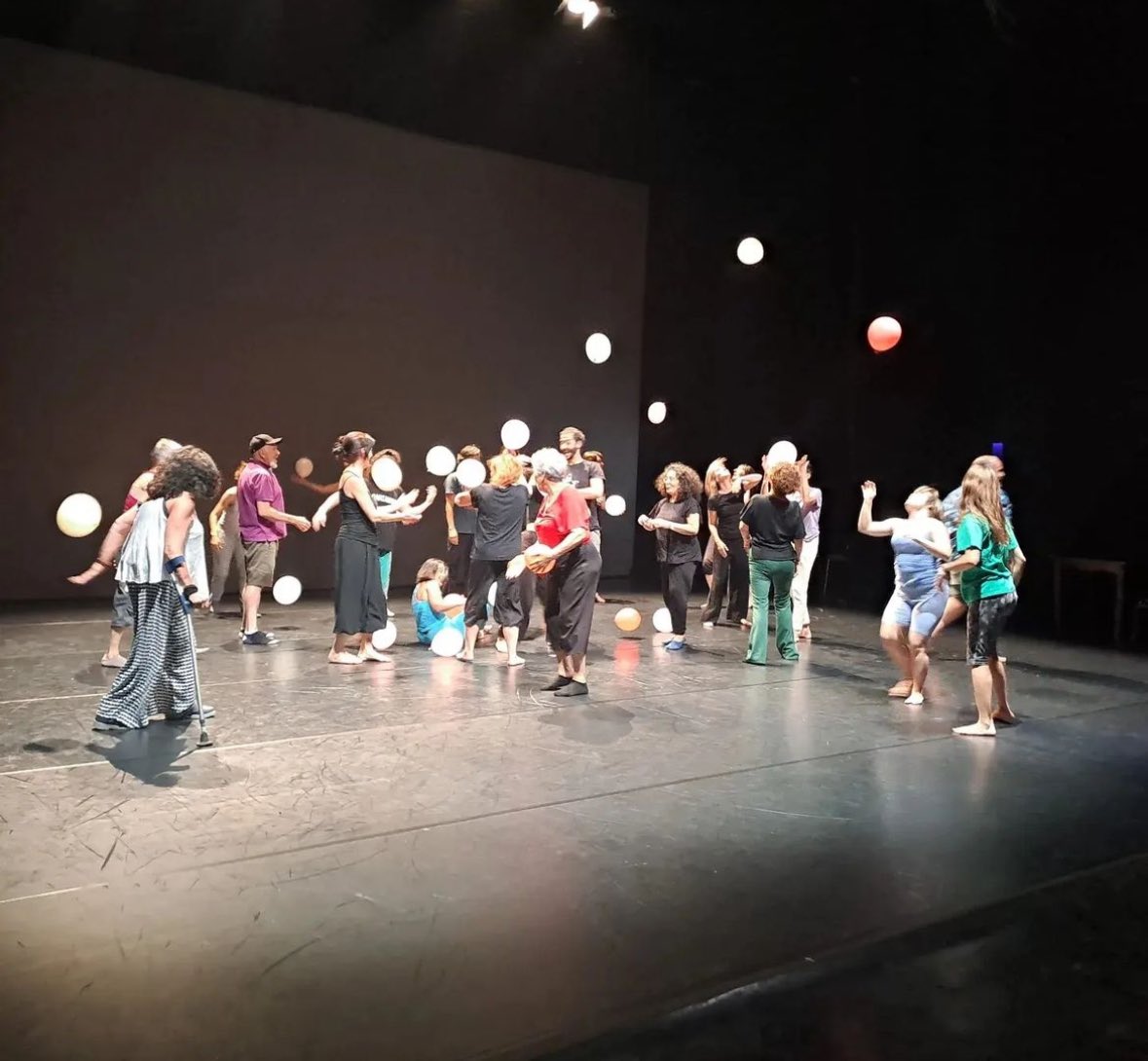 Las personas mayores del <a href="/siempreacomgr/">Siempre Acompañados Granada</a> participaron en la muestra del Taller de escena inclusiva Fundación ‘’la Caixa’’ en el Teatro Alhambra #FEX , realizando piezas creativas resultado del trabajo de improvisación de alumnado y profesorado del taller ❤️ ¡Enhorabuena!