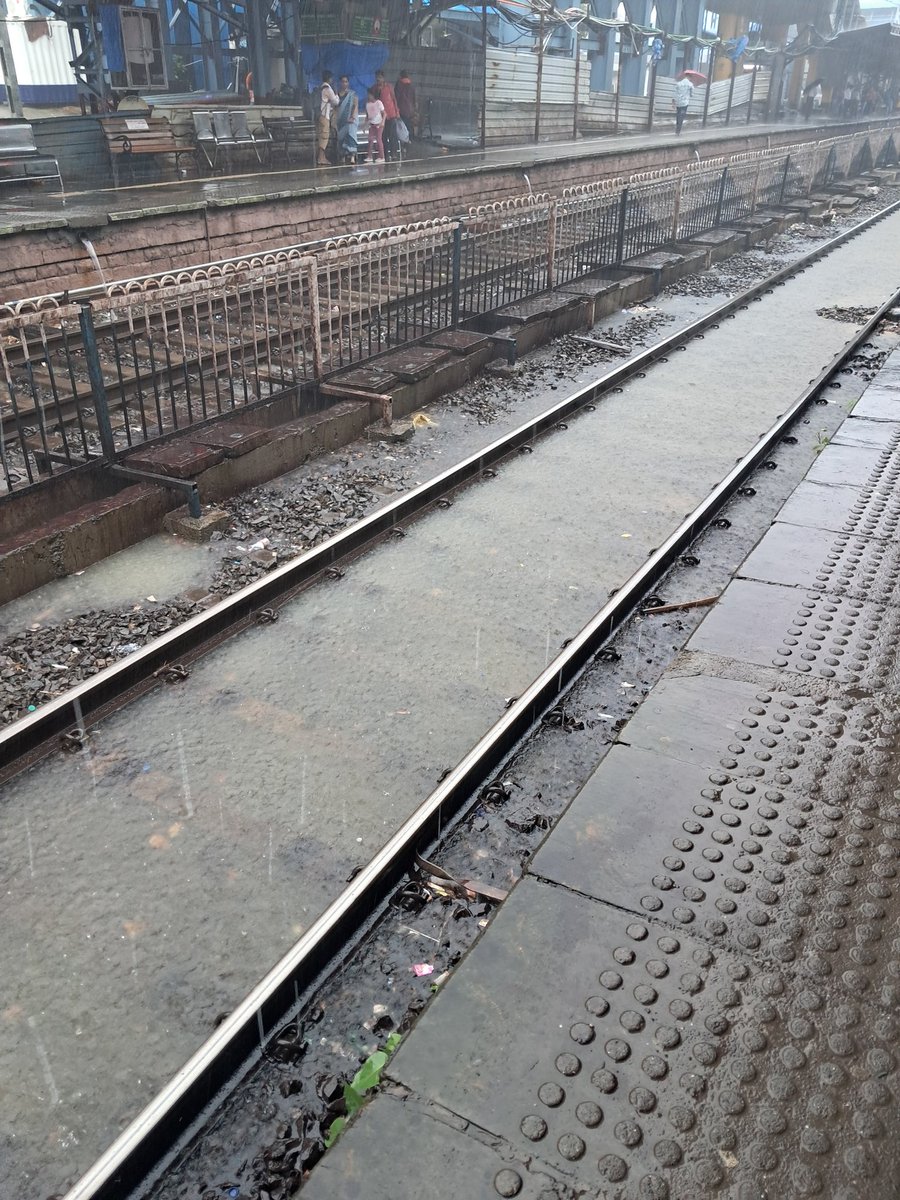 naef_khatri's tweet photo. @Uni_Mumbai @EduMinOfIndia Due to heavy rain in Mumbai, many students won't be able to commute to the colleges. These photos show the situation of western local train tracks. Please take a decision understanding the appalling situation of students. https://t.co/25CjUprvjd
