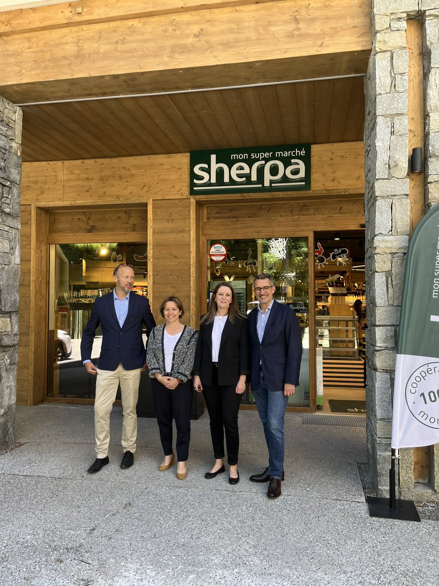 LSAconsommation's tweet image. Olivier Carrié (Président Coopérative #Sherpa), Magali Daubinet-Salen (DG Enseignes #Casino), Astrid Gévaudan (DG #Sherpa) et Philippe Palazzi (DG #Casino) se sont réunis à Plan-Peisey à l’occasion du renouvellement de contrat d’approvisionnement entre les deux enseignes