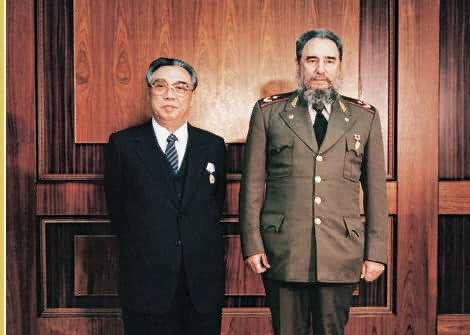 MMarreroCruz's tweet photo. En el 30 aniversario de su desaparición física, recordamos al líder camarada Kim Il Sung, gran amigo de nuestro país y de #Fidel, quienes juntos forjaron los entrañables lazos de hermandad y solidaridad entre #Cuba y la #RPDC. https://t.co/oqQ05jimFq