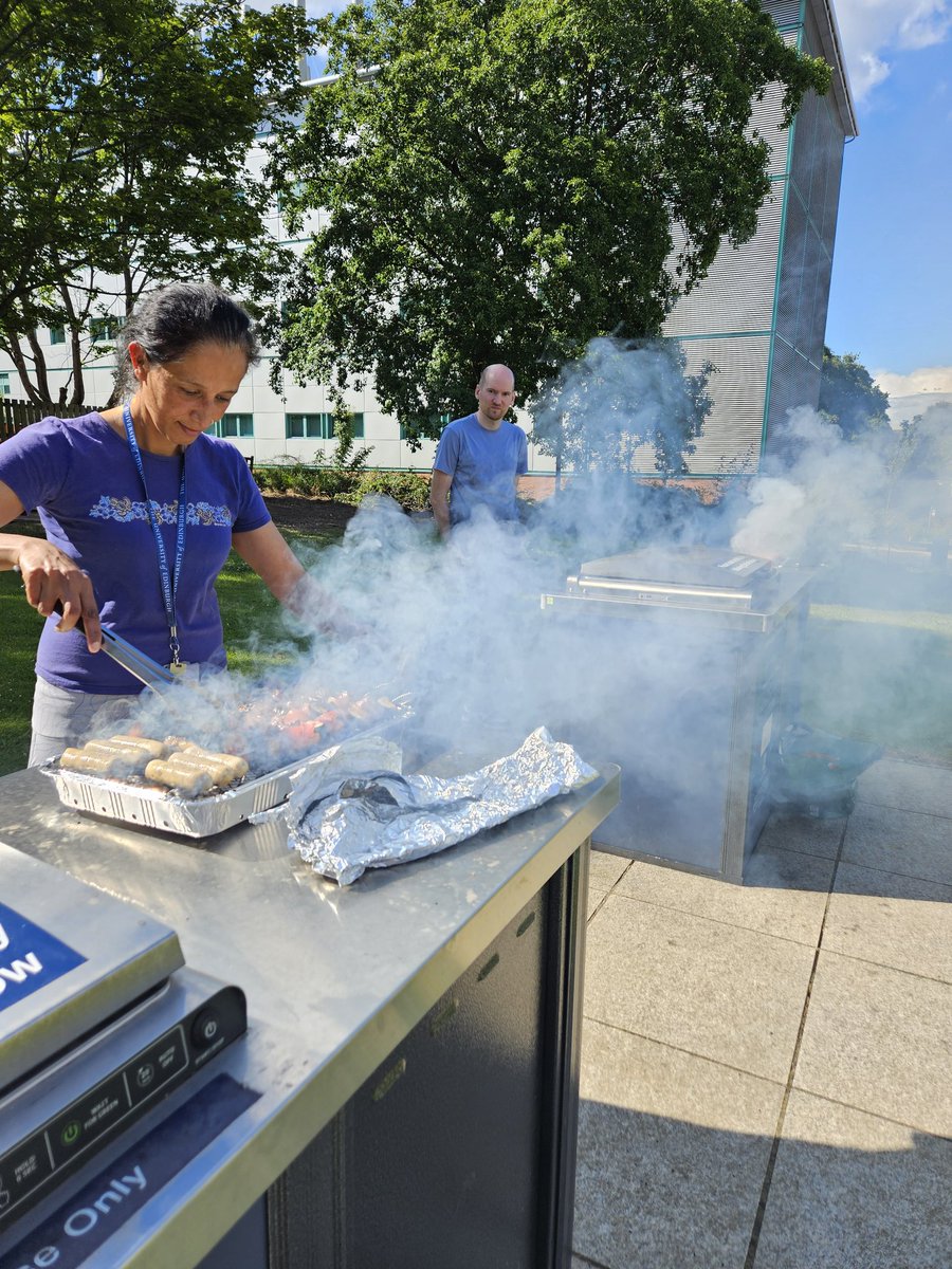 Perfect weather for a BBQ here the Kings Buildings! ☀️😎

<a href="/SBSatEd/">Biological Sciences | University of Edinburgh</a> <a href="/uoeKB/">King's Buildings</a> (Ps: please fix the electric grills.)