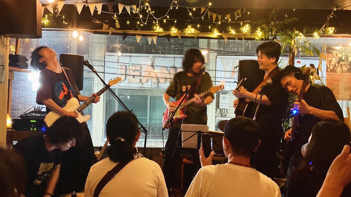 「弾けや歌えや vol.2」@下北沢ムムリックマーフィー
ありがとうございました！
満員の会場があまりに暑く転換のタイミングで近くのコンビニに大量の氷を買い込んで袋に詰めてお客さんに配ったり、
ベースを弾いたりと、思い出深い1日になりましたw

昨夜の思い出を胸にしばらく色々頑張れそうです👍