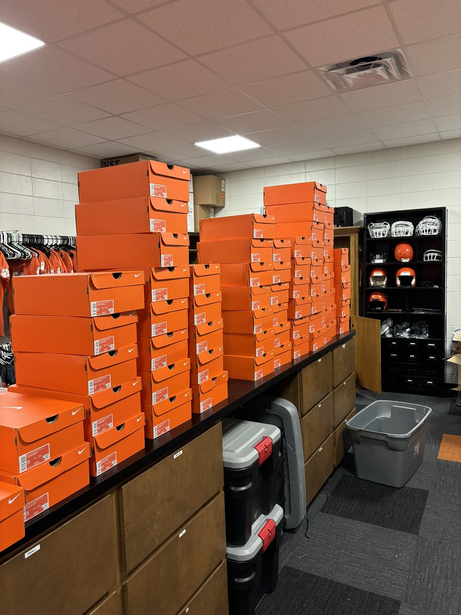 ⚡️ NIKE x METTER TIGERS ⚡️

Thank you <a href="/calvin_baker2/">Cal Baker</a> and <a href="/BakersSports/">Baker's Sports</a> for hooking our players up with team cleats ‼️

🟠⚫️🐅

#gotigers |  #chasingGREATness