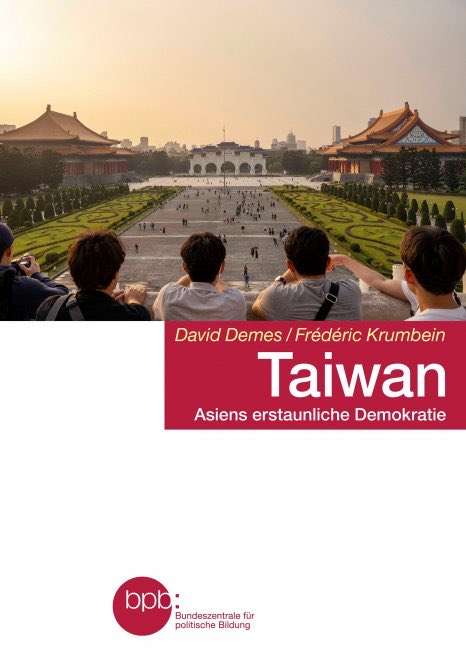 DemesDavid's tweet image. Nach fast zwei Jahren Arbeit ist unser Taiwan-Band für die @bpb_de endlich da!
Auf 190 Seiten haben mein Co-Autor Frédéric Krumbein und ich versucht, Taiwans bewegte Geschichte, geopolitische Lage und nationale Identität für ein breites Publikum verständlich zusammenzufassen.