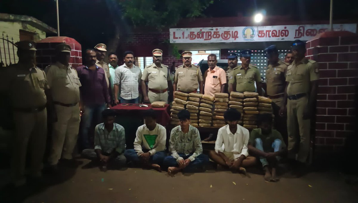 sunnewstamil's tweet image. #JustNow | விஜயவாடாவிலிருந்து காரைக்குடி வழியாக இலங்கைக்கு கடத்த முயன்ற 124 கிலோ கஞ்சாவுடன் 5 பேர் கைது. குன்றக்குடி போலீசார் நடவடிக்கை! 

#SunNews | #NarcoticsControl | #DrugBust | #TNPolice