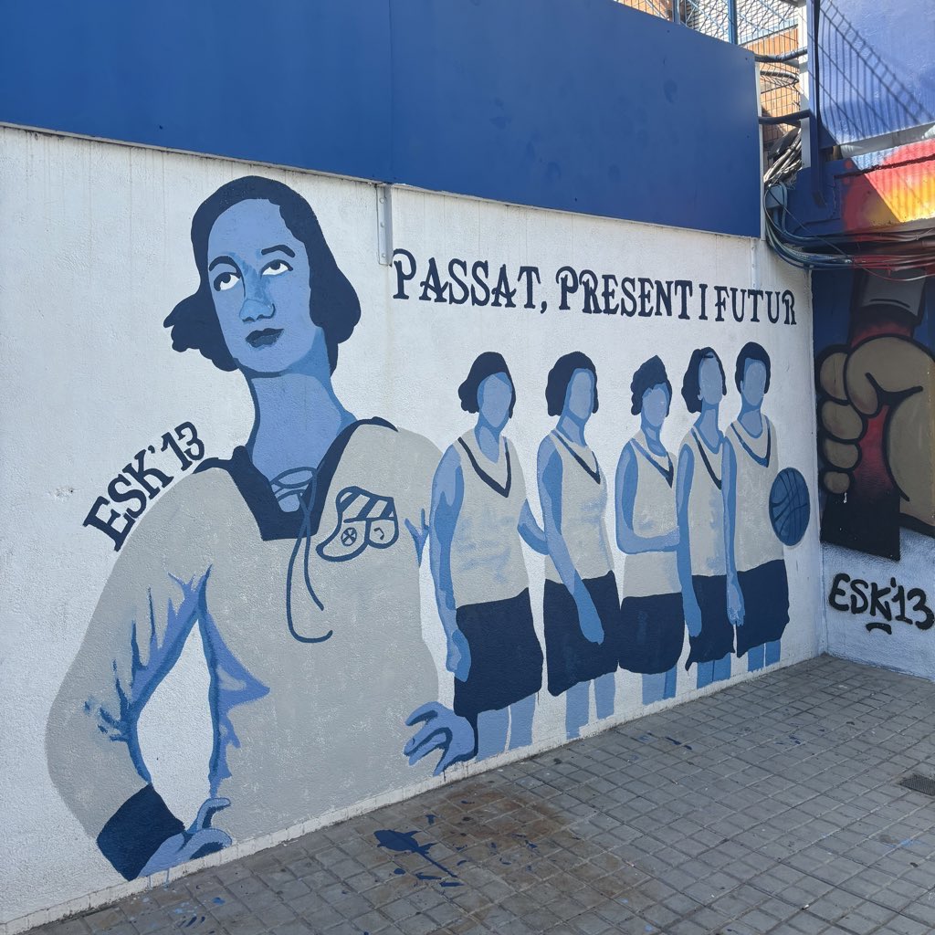 Aquest matí ens hem llevat amb un nou mural al Gol Sud 🤯🎨

Passat, present i futur units al Nou Sardenya 💪🏻💙

Increïble feina de @eskapulats 👏🏼

#futbolcat #VilaDeGràcia #SagradaFamília