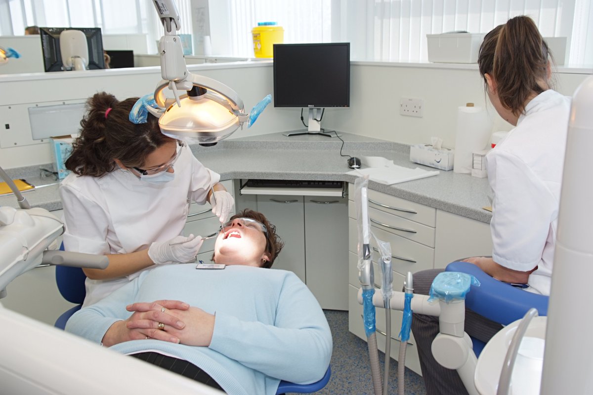 Teachers/careers advisers supporting students applying to Medical/Dental schools. Our newsletter out this Friday takes a look at the different course entry routes into studying medicine or dentistry. Newsletter sign up 👉eu1.hubs.ly/H0b4RD30 @AOC_info <a href="/SFCA_info/">SFCA</a>