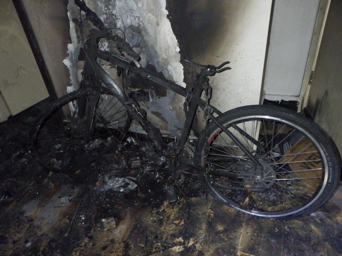 Firefighters are issuing a reminder of their lithium battery safety advice following a house fire in #Sutton. The blaze is believed to be accidental &amp; caused by the failure of an ebike battery on charge. 
For safety advice on our #ChargeSafe campaign 👉  orlo.uk/54LPf