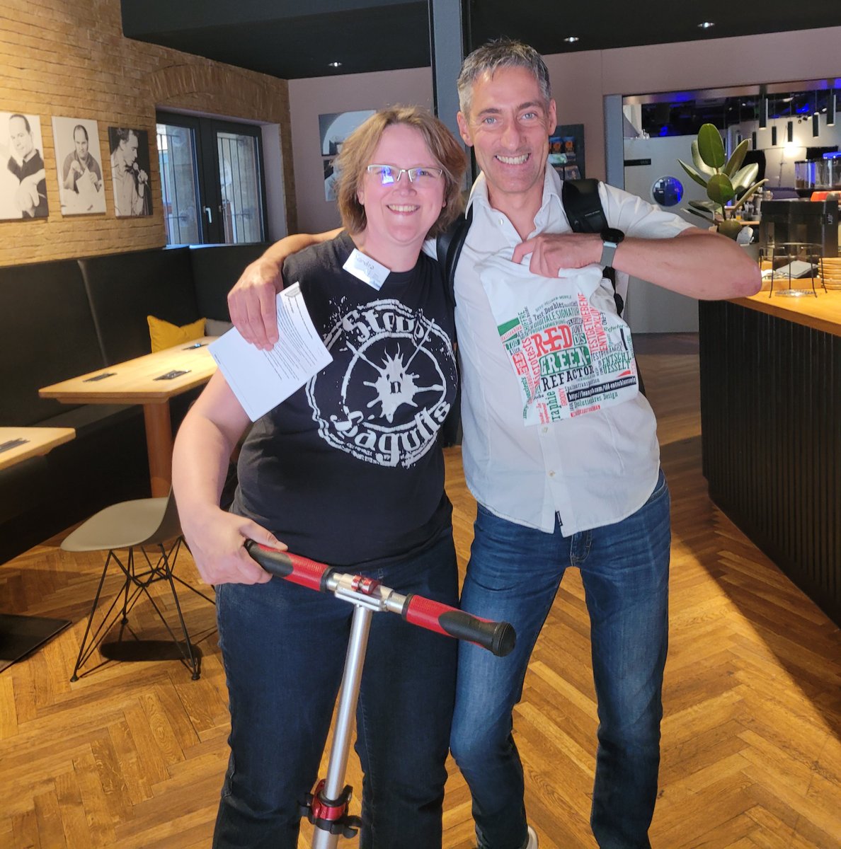 mITblick's tweet photo. @SandraParsick stilsicher mit dem Roller angereist. So mögen wir das! 

Agile Nacht Stuttgart #now: Raus aus der teuren Wartungshölle… zumindest ein bisschen.

#Agile #Softwarewartung #Wartungshölle #AgileNachtStuttgart #mITblick @marcoklemm https://t.co/vckbuk82PU