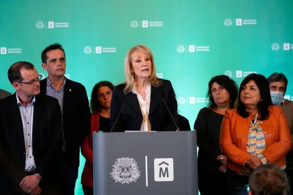 Cosse se va de la <a href="/montevideoIM/">Intendencia de MVD</a> con un récord histórico de endeudamiento y déficit. Déficit económico y en la gestión.
Tampoco cumplió en que se queda hasta el último día de la gestión. 
Para colmo, se va con gran acto de "cierre".
Pediré informe sobre los gastos de la retirada.