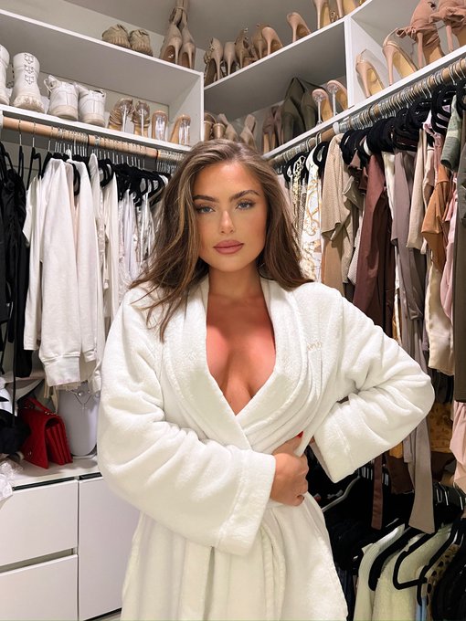 Julia Sandoval’s pics and videos