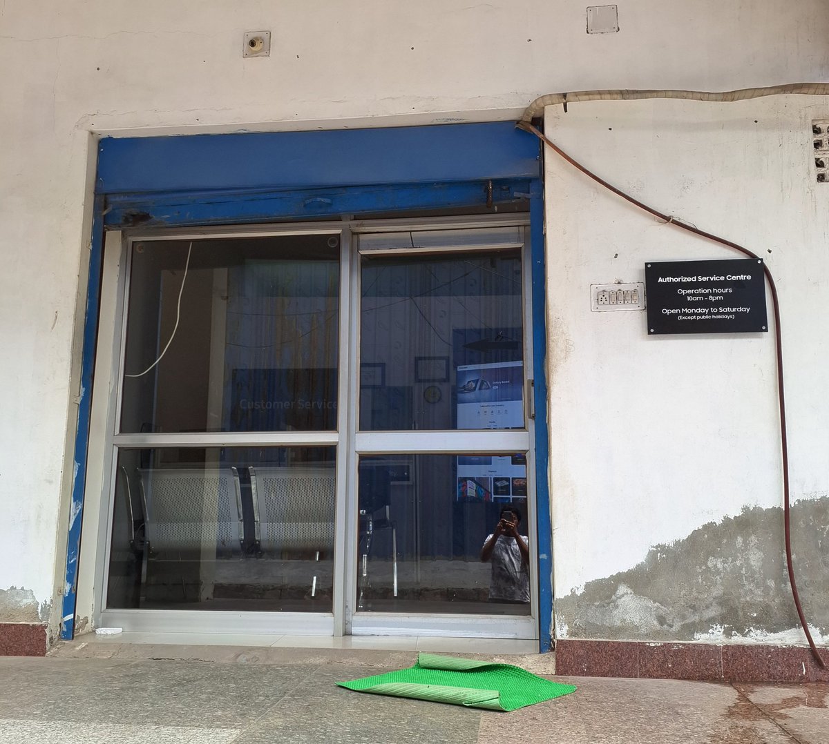 mukeshofficials's tweet photo. Thanks a lot @SamsungIndia for ruining my day! Missed my brother's wedding, wasted travel money, lost a day's salary, all because your service center was closed. Waited outside in scorching Rajasthan heat for 1.5 hours. https://t.co/N5MnEsHX24