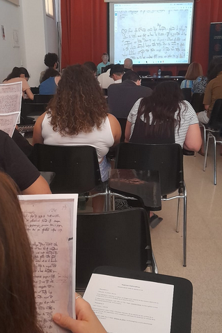 En #Lorca, seguimos en el <a href="/MUAL_Lorca/">Museo Arqueológico de Lorca</a> , descifrando documentación medieval con Francisco Reyes Marsilla de Pascual, profesor de la @LetrasUM de la <a href="/UMU/">Universidad Murcia</a>