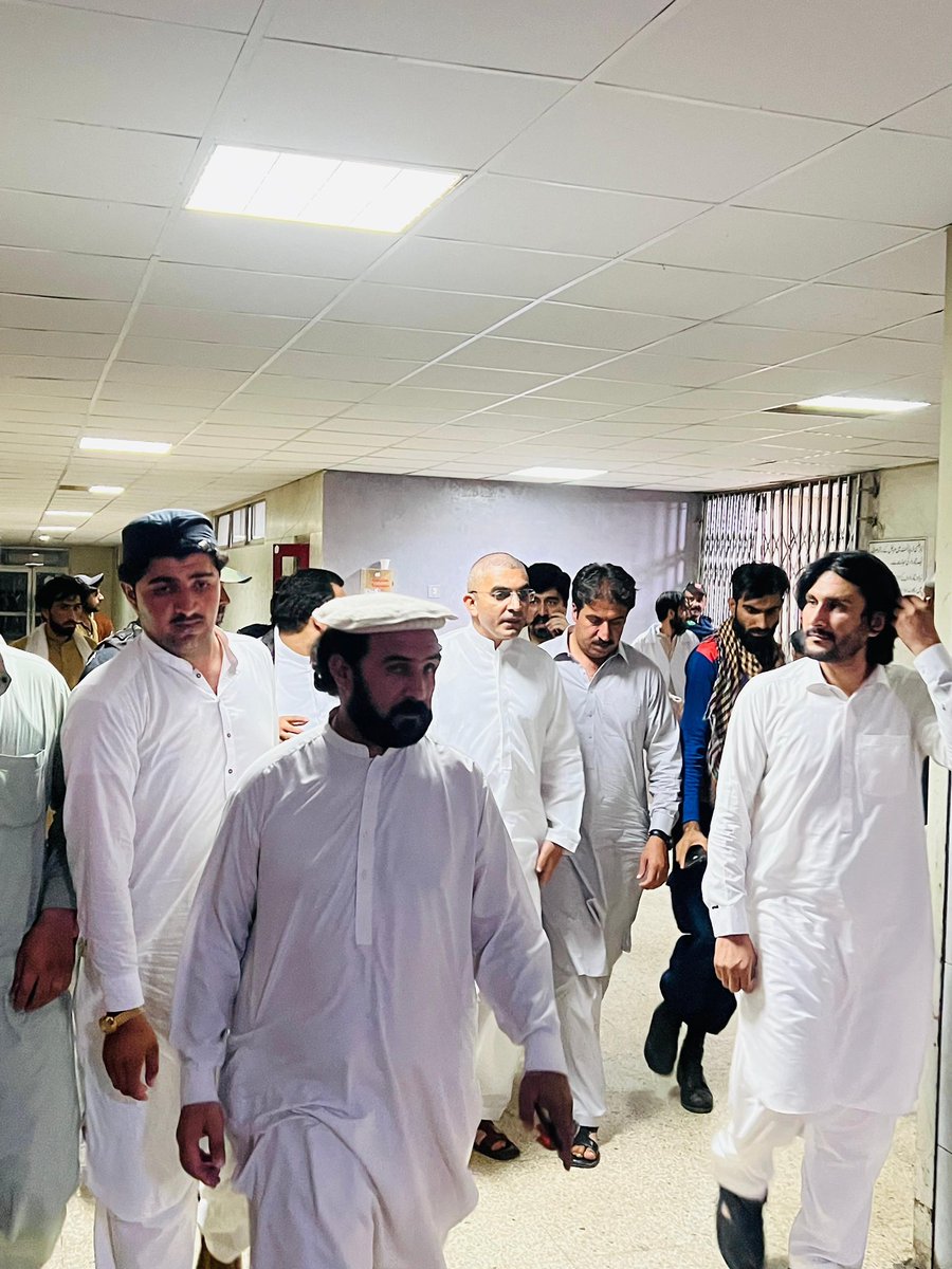 RahimDwr's tweet photo. چیرمین محسن داوڑ اس وقت پیمز ہسپتال اسلام اباد میں گیلامان پشتین کی عیادت کررہے ہے۔
اللہ تعالی ہمارے بھائی گیلامان کو جلد از جلد صحت یاب کریں۔ امین
#EvacuateGilamanWazir2Germany https://t.co/38evMRGEDg