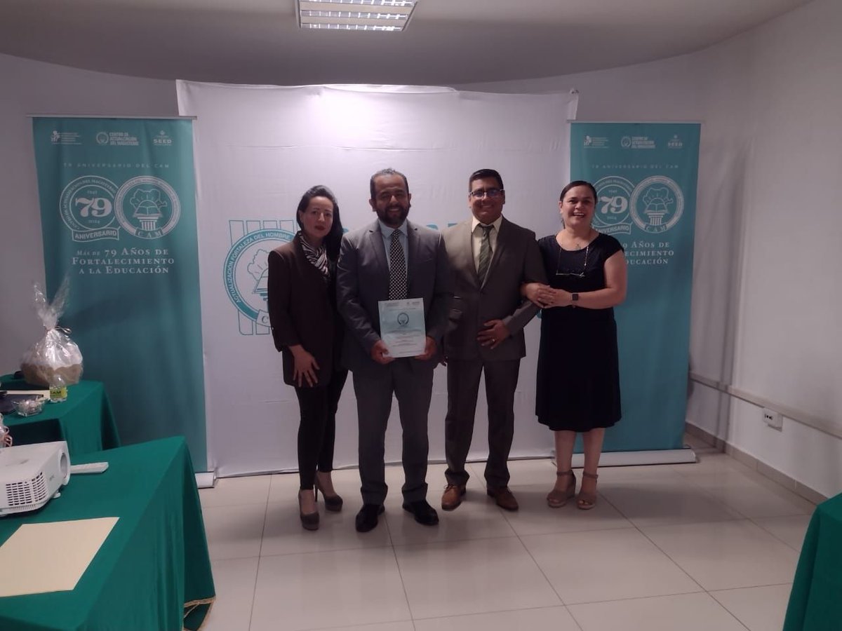 camdurango's tweet photo. 🎉 ¡Felicidades a Luis Jorge Alvarado Alvarado por su examen de Maestría en Educación! Con el apoyo de los sinodales Mtro. Ramón Armando Medrano Hinojosa, Dra. Verónica Isabel Rodríguez Reyes y Dra. Claudia Ivonne Romero Morales, ¡Éxito! 🎓📚 #Educación #CAMDurango https://t.co/P0vDlWnRbn