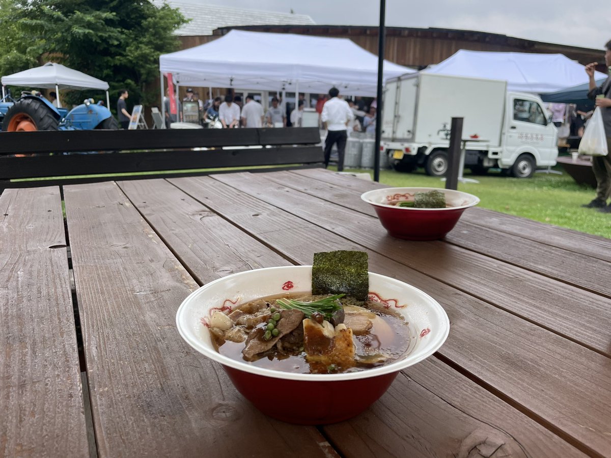 kazu0612kazu's tweet image. LabQさんの10周年記念イベントに
⁡
醤油らぁ麺 大地
⁡
待ちに待った一杯は洗練された素材で仕上がったらぁ麺で 簡単に言うとLabQの醤油らぁ麺にロイヤルマンガリッツァ豚の背脂でコクが増した究極の逸品
大自然の中 平岡氏を中心に全国から集まった名店店主達が作り上げた極上の一杯に感謝
⁡
#LabQ