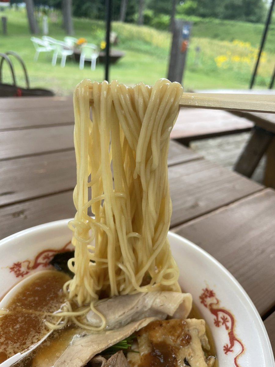 kazu0612kazu's tweet image. LabQさんの10周年記念イベントに
⁡
醤油らぁ麺 大地
⁡
待ちに待った一杯は洗練された素材で仕上がったらぁ麺で 簡単に言うとLabQの醤油らぁ麺にロイヤルマンガリッツァ豚の背脂でコクが増した究極の逸品
大自然の中 平岡氏を中心に全国から集まった名店店主達が作り上げた極上の一杯に感謝
⁡
#LabQ