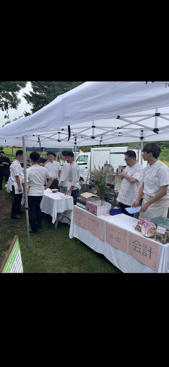 kazu0612kazu's tweet image. LabQさんの10周年記念イベントに
⁡
醤油らぁ麺 大地
⁡
待ちに待った一杯は洗練された素材で仕上がったらぁ麺で 簡単に言うとLabQの醤油らぁ麺にロイヤルマンガリッツァ豚の背脂でコクが増した究極の逸品
大自然の中 平岡氏を中心に全国から集まった名店店主達が作り上げた極上の一杯に感謝
⁡
#LabQ