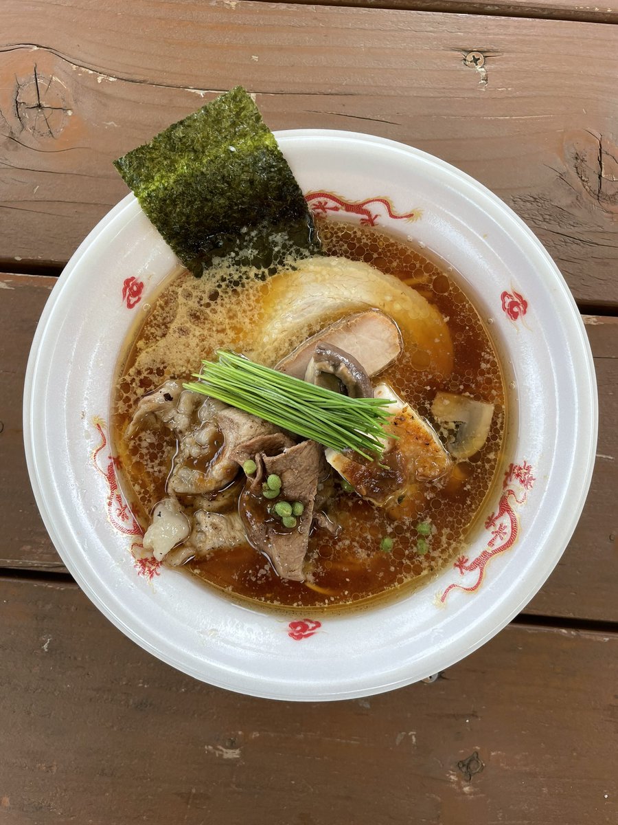 kazu0612kazu's tweet image. LabQさんの10周年記念イベントに
⁡
醤油らぁ麺 大地
⁡
待ちに待った一杯は洗練された素材で仕上がったらぁ麺で 簡単に言うとLabQの醤油らぁ麺にロイヤルマンガリッツァ豚の背脂でコクが増した究極の逸品
大自然の中 平岡氏を中心に全国から集まった名店店主達が作り上げた極上の一杯に感謝
⁡
#LabQ