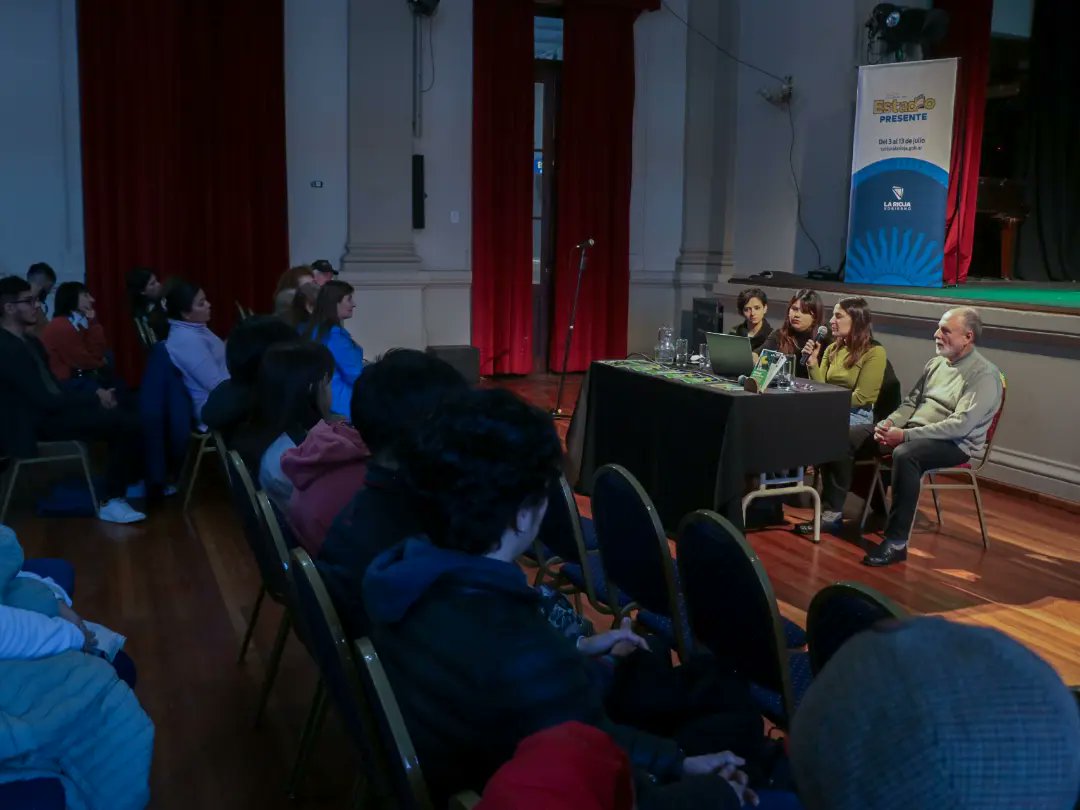 📚 En el día inaugural de la XXII Feria del Libro, se realizó la presentación de una Guía para Observar Aves y un Manual de Flora Nativa, los primeros manuales de campo con contenido educativo de sensibilización ambiental, basados en la Reserva Natural Urbana Takú.