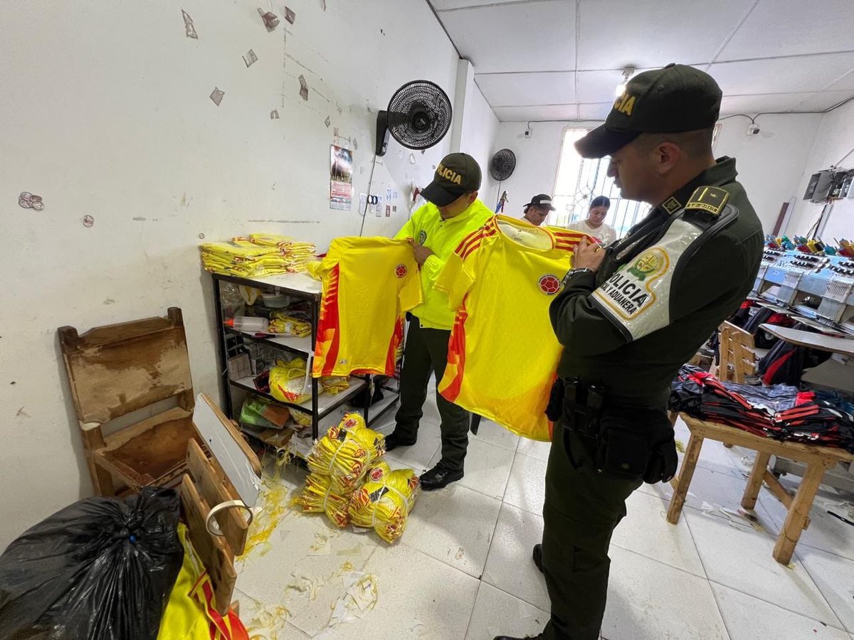 OutofcontextFPC's tweet photo. En Colombia te roban el celular o los espejos del carro y ya sabes donde comprarlos al día siguiente. Pero la policía termina donde el pobre comerciante, que vende réplicas baratas de la marca alemana de la selección que las vende a medio millón de pesos. 

La policía. https://t.co/agQnoUg0TG