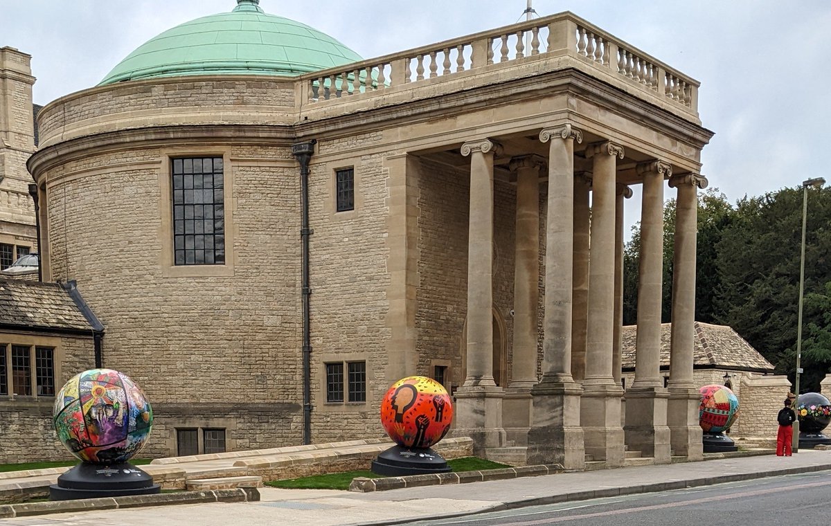 WendyYeates2's tweet photo. @OrkneyLibrary Colourful balls near work. At Rhodes House, Oxford. https://t.co/MXuribTLuP