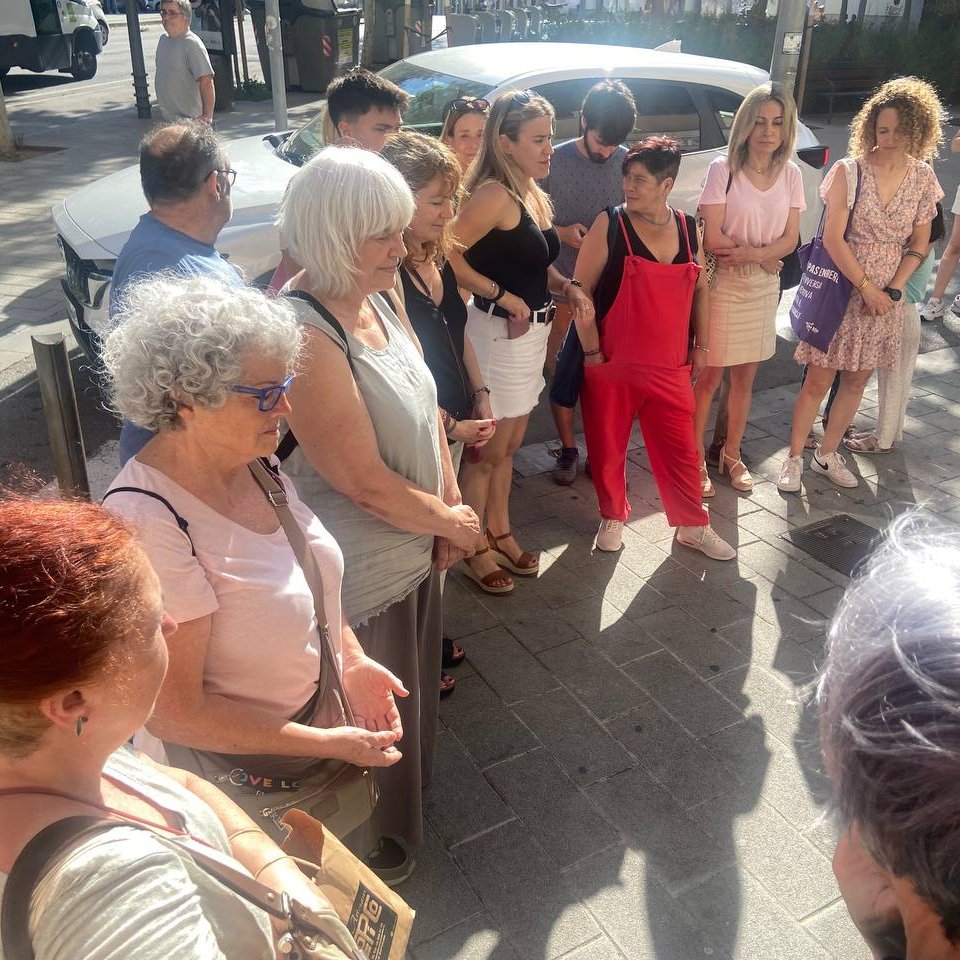 🕯️ Els veïns d’en Virgínius ens hem reunit en record i homenatge seu, avui que fa un mes de la seva tràgica mort. Les persones sense llar mereixen els mateixos drets i tenen la mateixa dignitat que qualsevol altra persona #CasVirginius #Badalona #DretsHumans