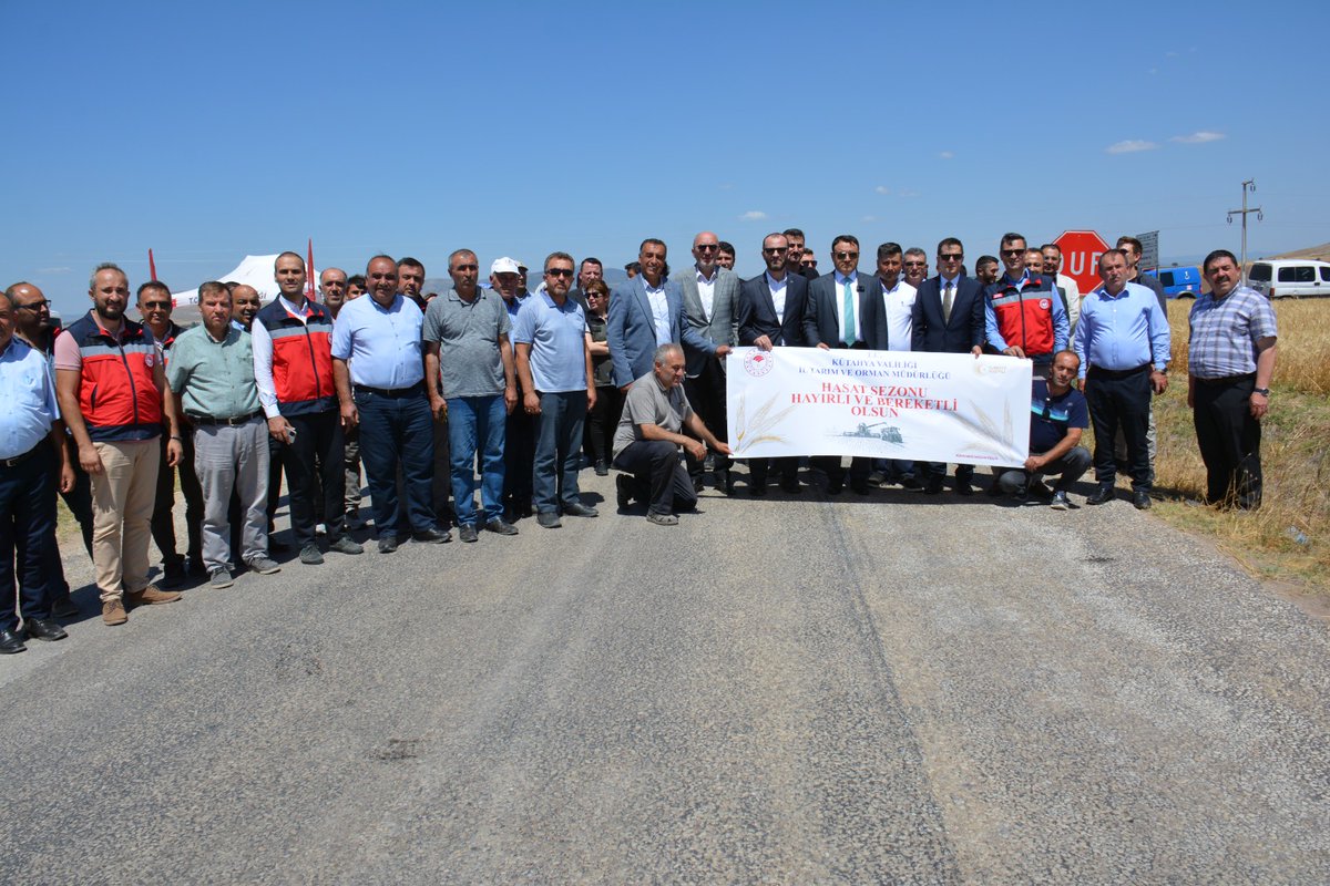 kutahyailtarim's tweet photo. 📌Altıntaş’ta hasat programı düzenlendi.

Altıntaş İlçemiz Genişler Köyünde Müdürlüğümüz tarafından demonstrasyonu yapılan #Ayrancı çeşidi Arpa ekilişi yapılan tarlada hasat günü düzenlendi. https://t.co/EuruvGkier