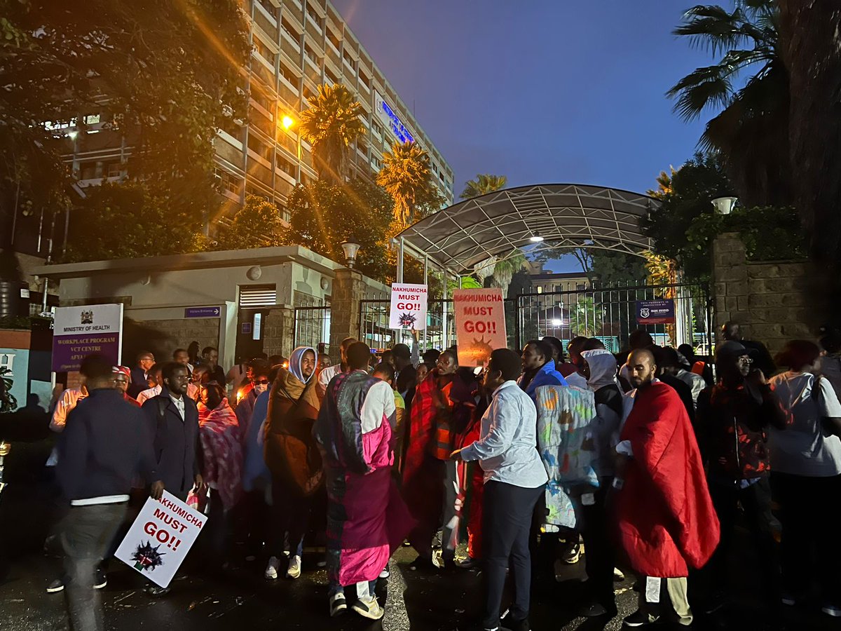 dr_ocholaherald's tweet photo. Buana kwani you people forgot that it was a day and night activity?
Nightshift wako set, ready to take it away.

#OccupyMoH https://t.co/EcxyptYc6G