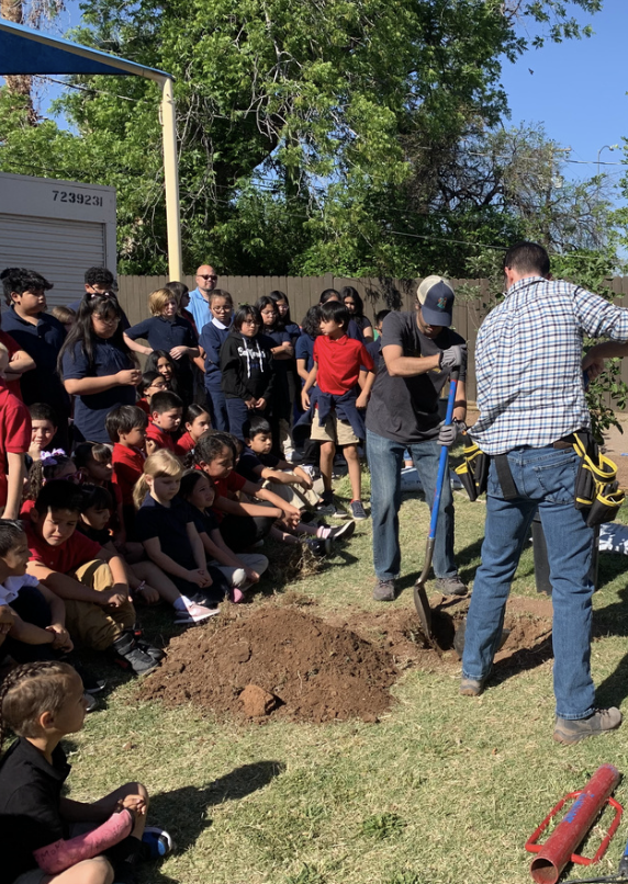 ChispaAZ's tweet image. In 2023, we teamed up with @MitziEpstein, @TreesMatterAZ, Tiger Mountain and @TCBTrees4Tucson on #TreesForKids legislation, focusing on shade equity and environmental justice. 🌳n April, Concordia Charter School students planted 15 native &amp;amp; edible trees in Mesa, AZ! 🌱🍊🍎
