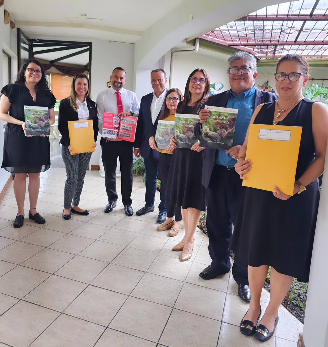 El personal local y diplomático de la Embajada de Panamá en Costa Rica, agradece al Excelentísimo Señor Luis Carlos Cabezas Moreno, por todo el trabajo realizado de forma conjunta y por su liderazgo como Jefe de Misión Diplomática.Le deseamos muchos éxitos en sus nuevas gestiones