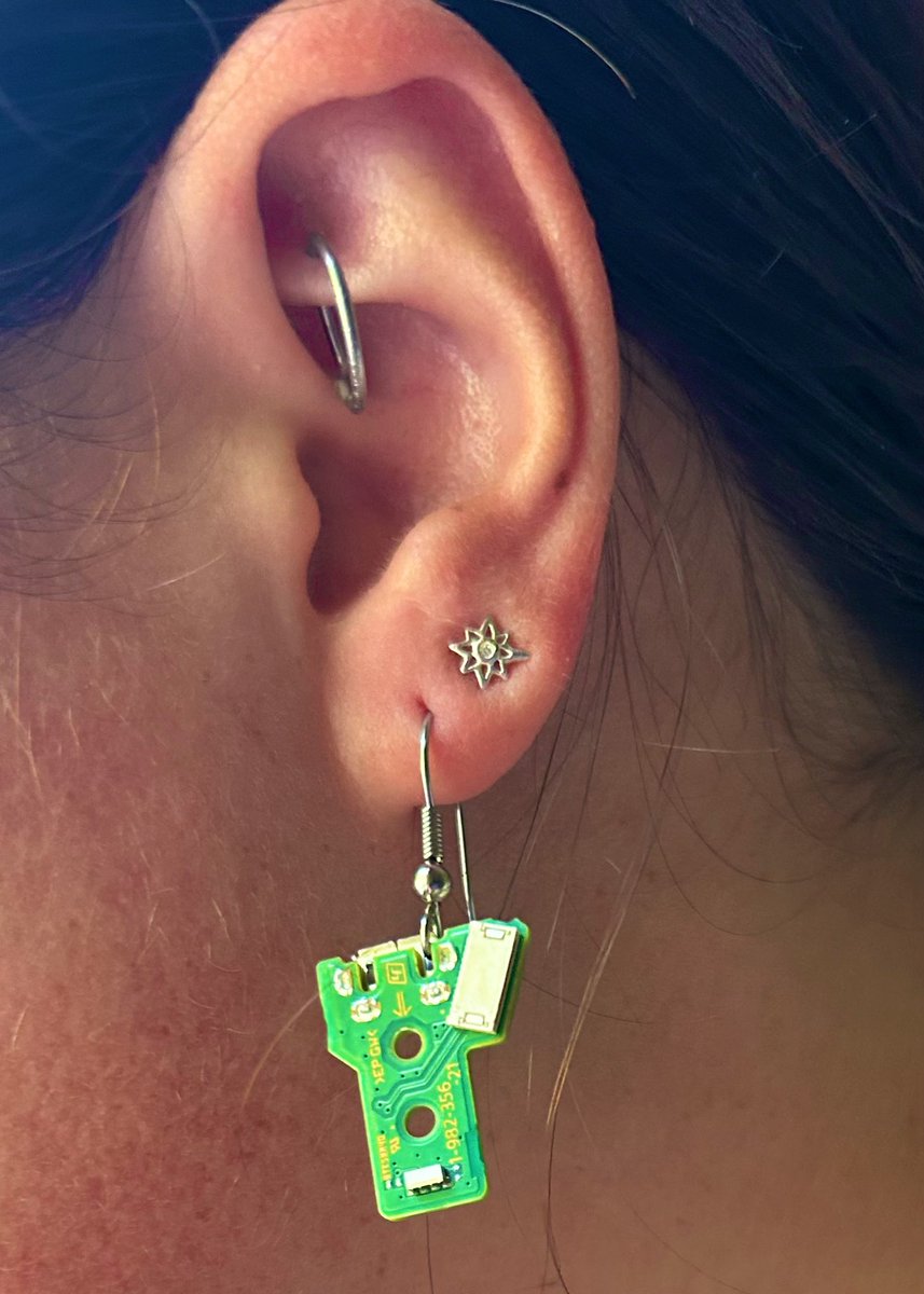 juliagersey's tweet image. n&amp;amp;w day 24: made some pcb earrings 💻💾

#buildspace #s5 #nightsweekends